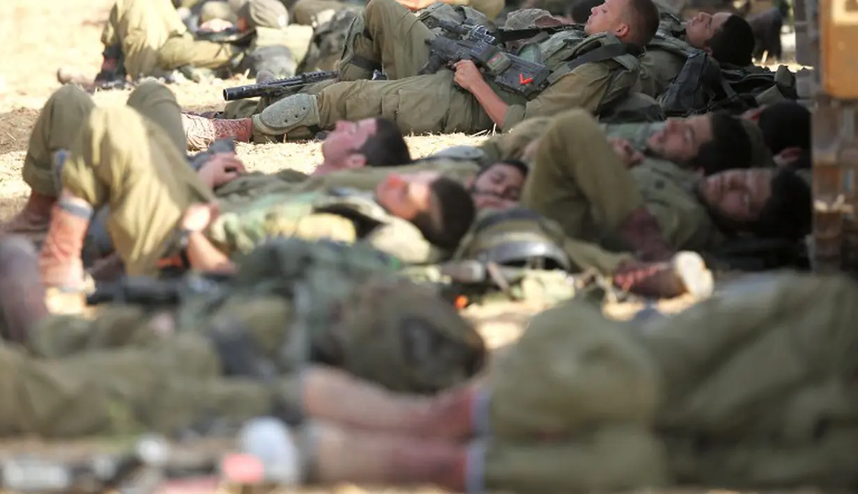 Sejumlah tentara Israel kelelahan usai menyerang jalur Gaza (AFP PHOTO / JACK GUEZ)