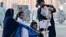 Pemerintah setempat juga mewajibkan penggunaan masker di sekolah-sekolah dan meningkatkan pengwasan kesehatan anak-anak di kelas senior. (Arif ALI/AFP)