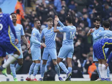 Manchester City berhasil menjauh dari kejaran pesaing terdekatnya Chelsea usai kemenangan 1-0 atas The Blues dalam lanjutan Liga Inggris, Sabtu (15/1/2022). Kemenangan yang ditentukan gol tunggal Kevin De Bruyne membuat margin keduanya menjadi 13 poin. (AP/Dave Thompson)