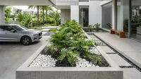7 Model Teras dengan Pot Cor Memanjang yang Bikin Rumah Tampak Lebih Rapi dan Asri