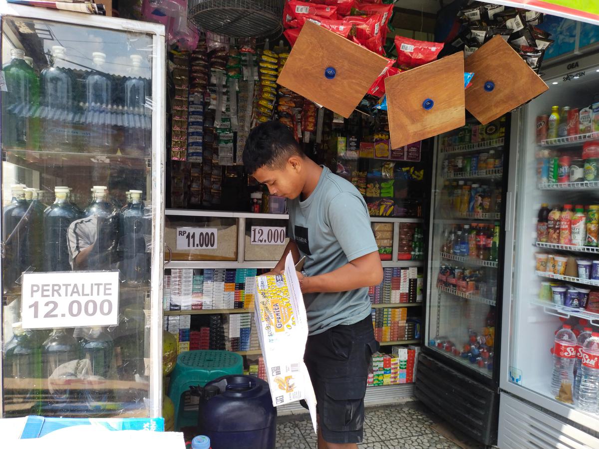 Agus, penjaga warung Madura yang sudah tiga kali merayakan lebaran jauh dari keluarganya