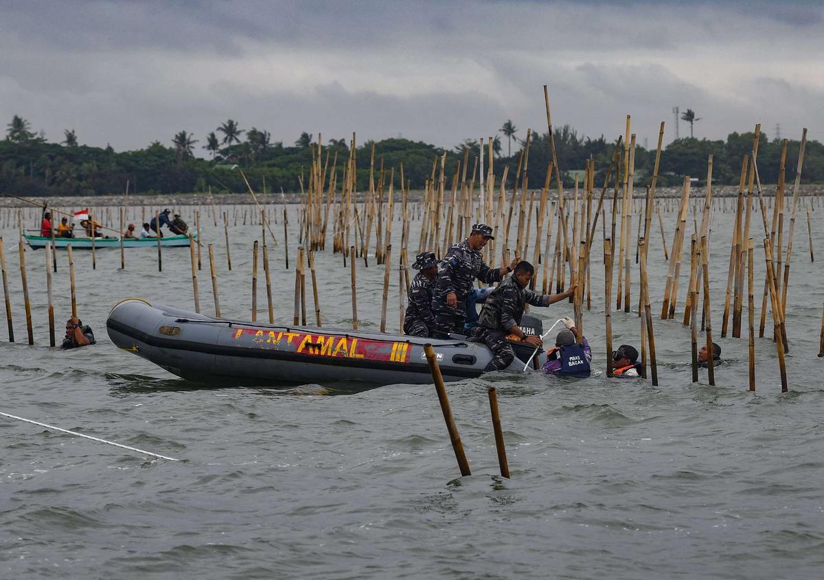 Aksi Ribuan Pasukan TNI AL dan Nelayan Bersatu Bongkar Pagar Laut Misterius di Tangerang
