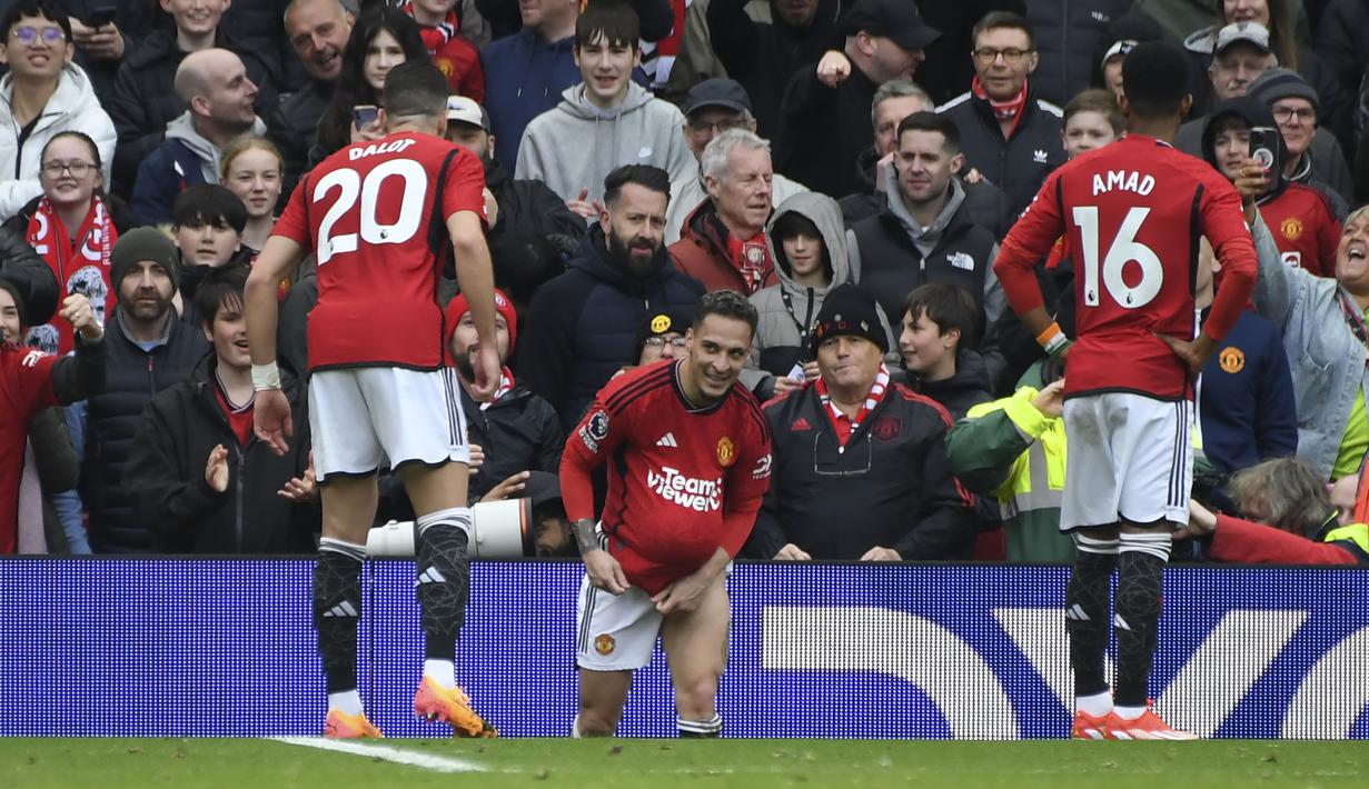 Selebrasi gelandang Manchester United, Antony (tengah) setelah mencetak gol ke gawang Burnley pada laga pekan ke-35 Premier League 2023/2024 di Old Trafford Stadium, Manchester, Sabtu (27/4/2024). (AP Photo/Rui Vieira)