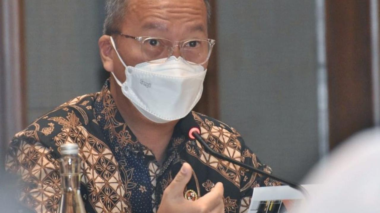 Menteri Perindustrian Agus Gumiwang Kartasasmita mewaspadai negara-negara lain yang mengincar pasar konsumen muslim Indonesia untuk memasarkan produk halal mereka.