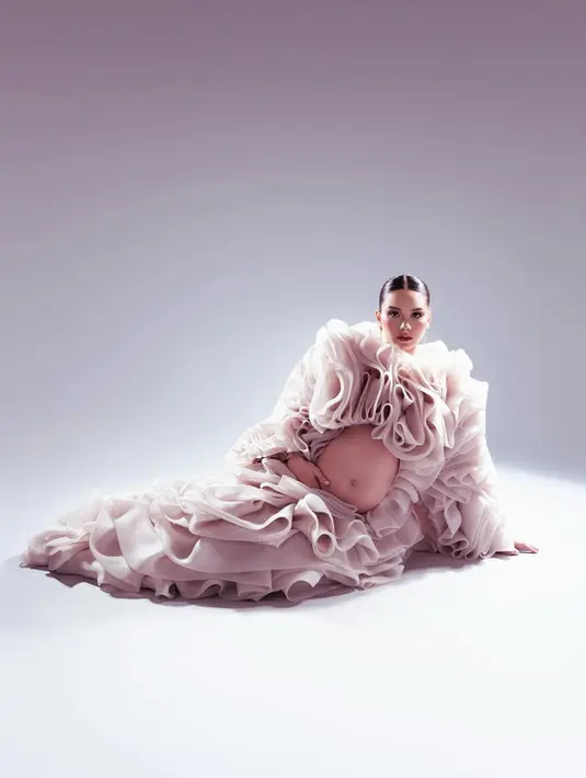 Istri Al Ghazali itu tampil curi perhatian saat foto maternity shoot dengan gaya fashionable maksimal [@alyssadaguise]