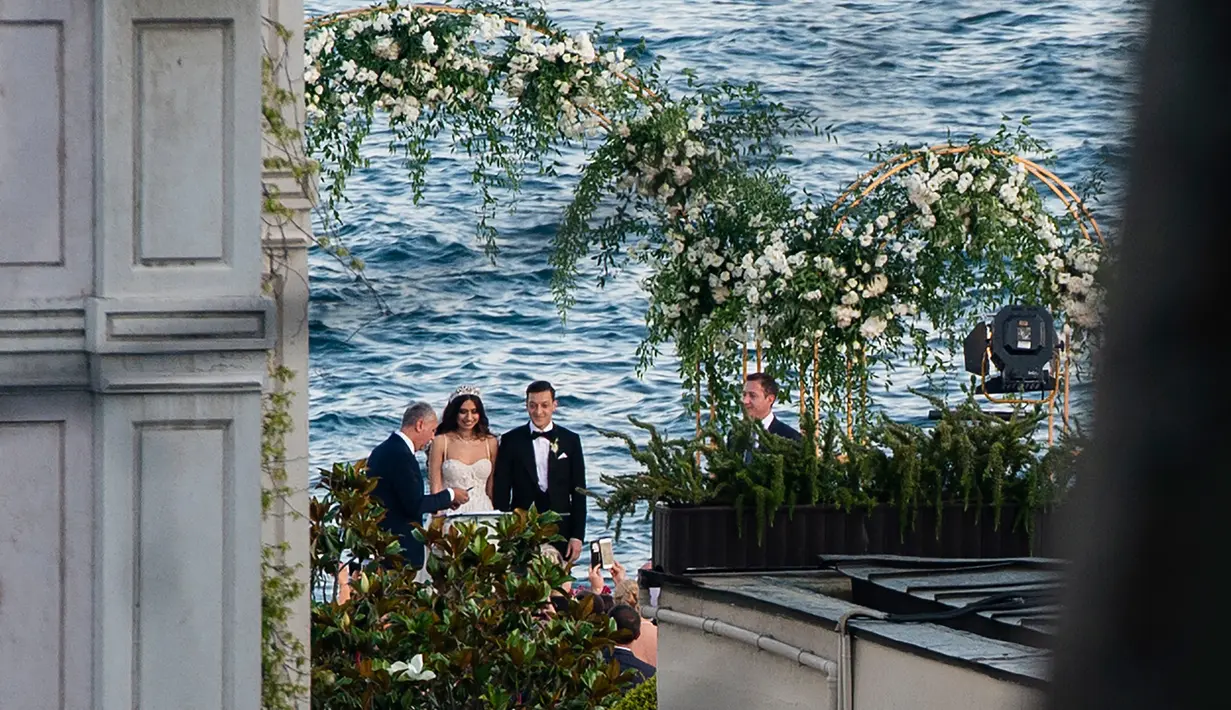 Gelandang Arsenal asal Jerman, Mesut Ozil dan Amine Gulse saat upacara pernikahan mereka di sebuah hotel mewah di Istanbul, Jumat (7/6/2019). Pernikahan Ozil dengan mantan Miss Turki itu dihadiri oleh Presiden Recep Tayyip Erdogan dan Ibu Negara, Emine. (TURKISH PRESIDENTIAL PRESS SERVICE/AFP)