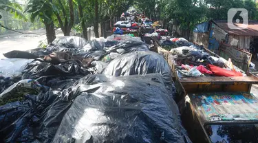 Sejumlah truk pengangkut sampah mengantre untuk pembuangan di TPA Cipayung, Depok, Jawa Barat, Selasa (11/07/2023). (merdeka.com/Arie Basuki)