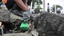 Prajurit Pusat Hidrografi dan Oseanografi TNI AL bersama petugas keamanan Ancol membersihkan sampah di sepanjang Pantai Ancol, Jakarta, Selasa (22/1). Kegiatan tersebut juga untuk memperindah lingkungan di pesisir Ancol. (Merdeka.com/Iqbal S. Nugroho)