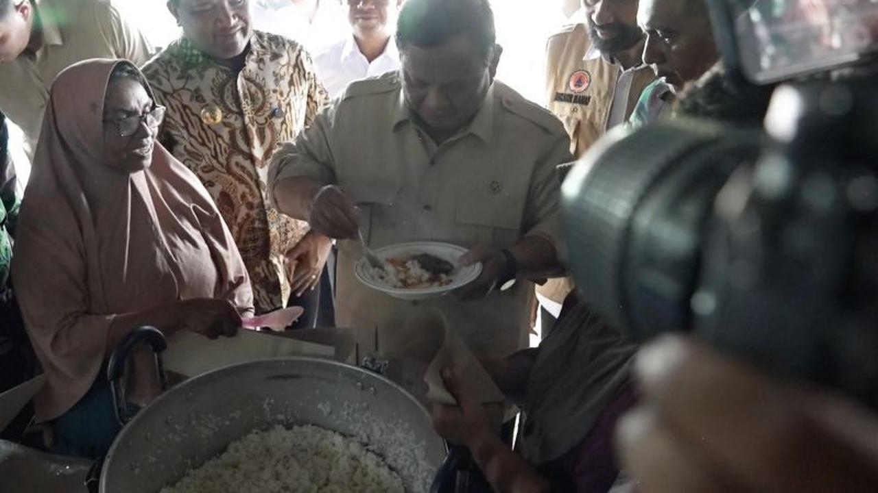 Prabowo Cicipi Masakan Pengungsi di Dapur Umum Aceh, Pastikan Gizi Terpenuhi