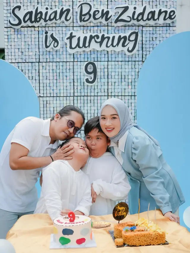 7 Potret Ririe Fairus dan Ayus Sabian Tampil Kompak Rayakan Ultah Anak