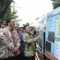 Gubernur DKI Basuki T Purnama alias Ahok melihat struktur proyek pengembangan jalan layang Semanggi di Jakarta, Jumat (8/4). Direncanakan, pembangunan jalan layang Semanggi ini membutuhkan waktu 18 bulan. (Liputan6.com/Faizal Fanani)