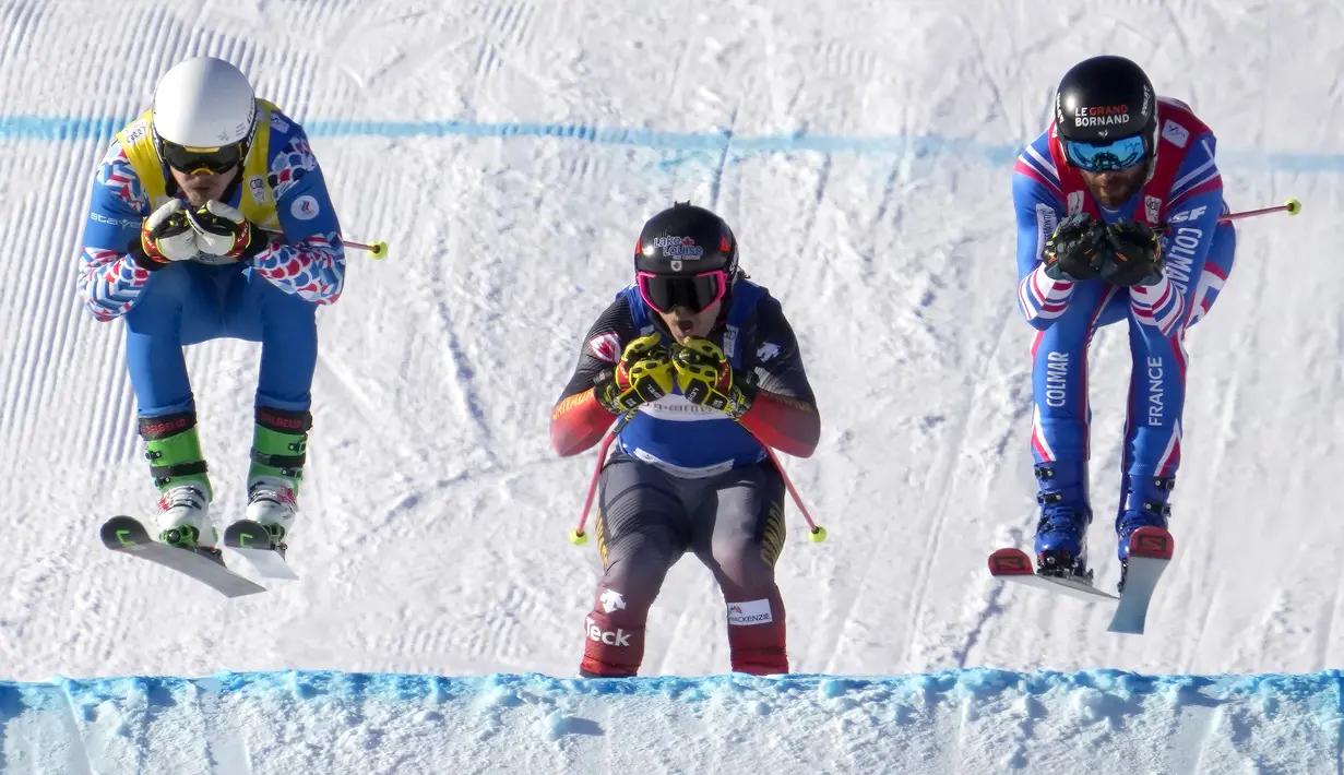 Sergey Ridzick dari Rusia (kiri), Brady Leman dari Kanada (tengah), dan Bastien Midol dari Prancis bertanding pada nomor lintas ski putra selama acara uji coba Olimpiade Musim Dingin 2022 di Genting Resort Secret Garden di Zhangjiakou, China, Sabtu (27/11/2021). (AP Photo/Mark Schiefelbein)