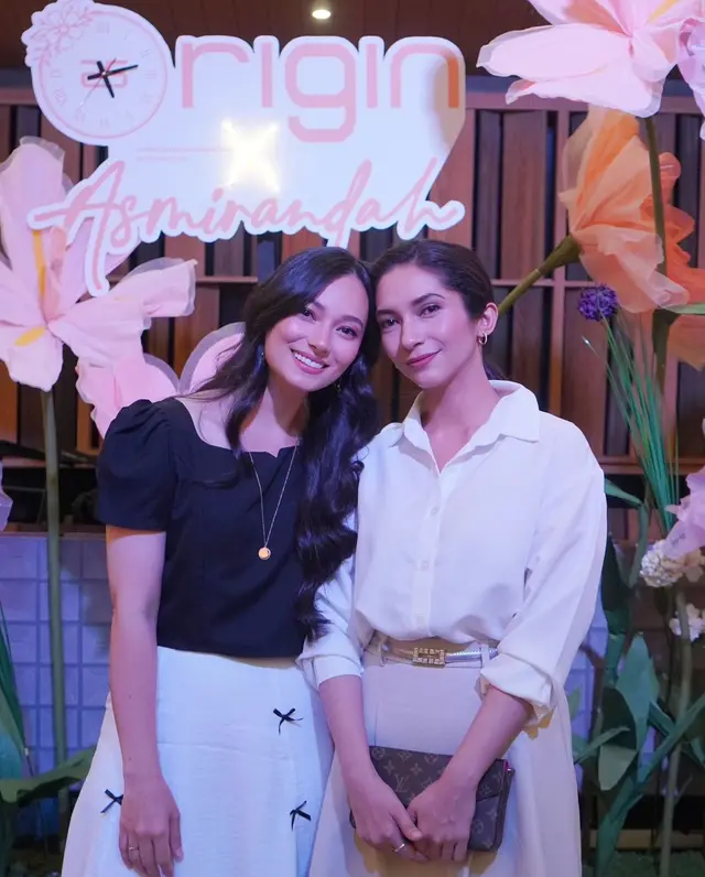 Dulu sering jadi ibu dan anak, 6 potret akrab Asmirandah & Vira Yuniar di dunia nyata bak kakak-adik