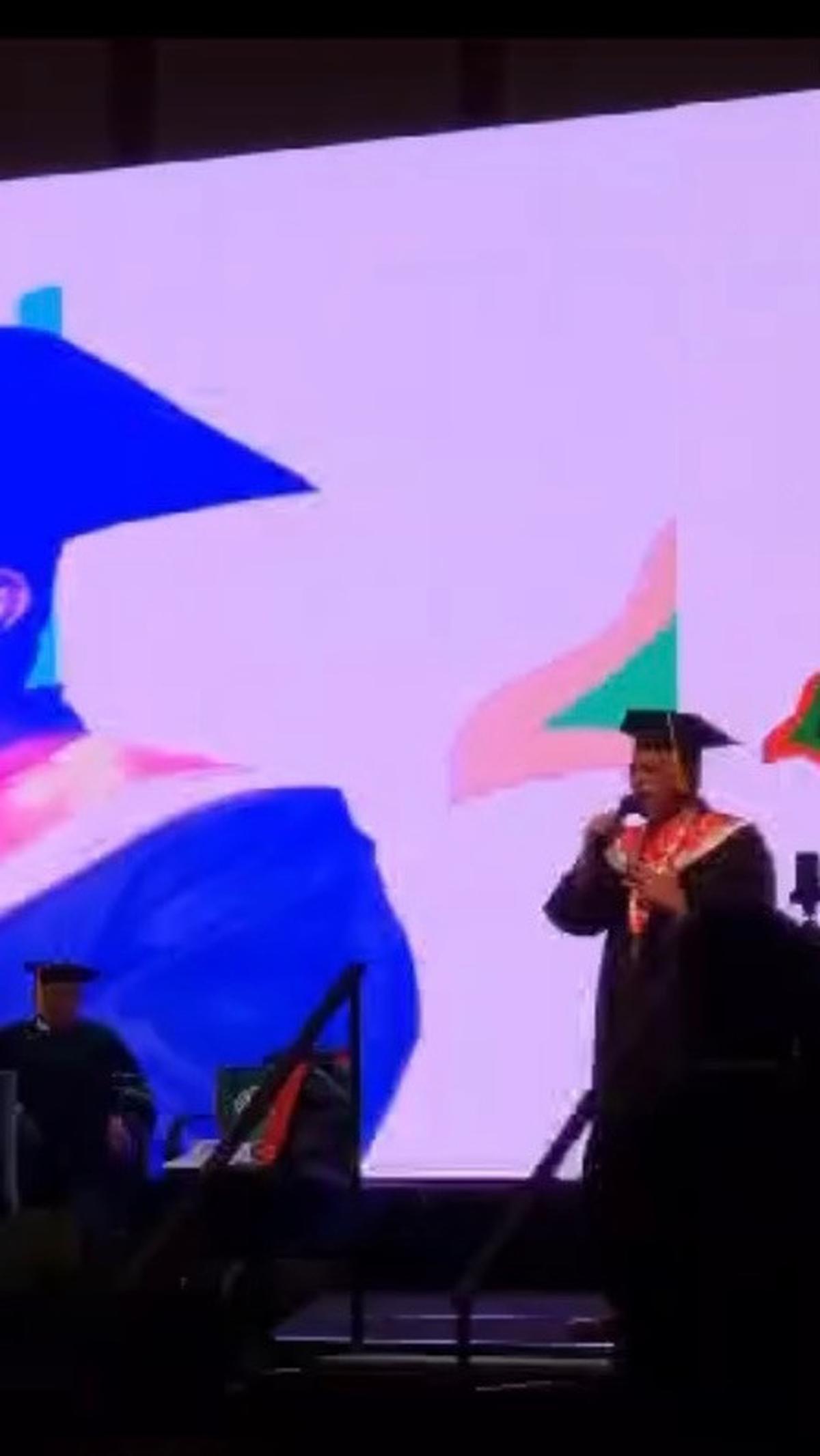 Sahrul Gunawan juga tampil di momen wisudanya. Ia tampak bernyanyi di acara tersebut.&nbsp;