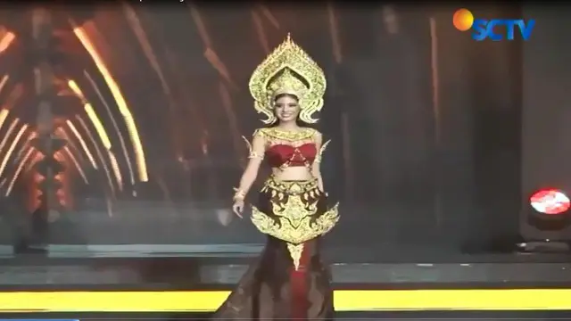 Miss Grand Thailand Pam Premika Pamela terjatuh dua kali di panggung saat sedang membawakan baju  tradisional khas negaranya.