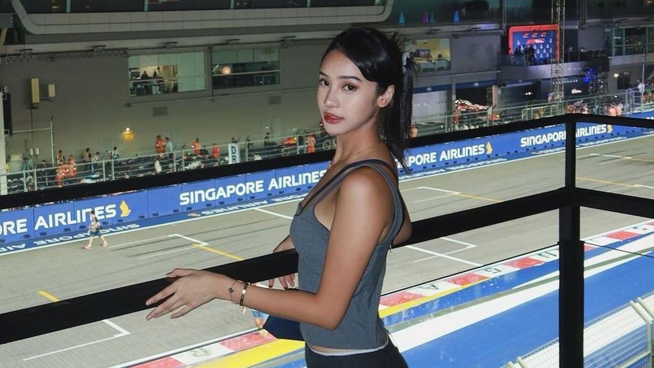 Namun, perbedaan warna kulit antara tangan dan wajah Anya Geraldine langsung menjadi sorotan netizen. Wajahnya yang putih kontras dengan tangan yang tampak lebih gelap.<br>
