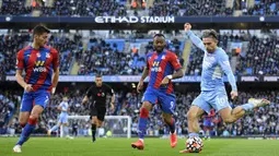 Pemain Manchester City Jack Grealish (kanan) menendang bola di depan pemain Crystal Palace pada pertandingan Liga Inggris di Etihad Stadium, Manchester, Inggris, 30 Oktober 2021. Crystal Palace menang 2-0. (Oli SCARFF/AFP)