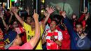 Para pendukung Arsenal kembali berpesta saat tim kesayangan mereka berhasil melesakkan gol ke gawang City. Skor 3-0 untuk kemenangan Arsenal, Kemang, Minggu (10/8/2014) (Liputan6.com/Andrian M Tunay)