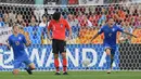 Selebrasi dua pemain Ukraina setelah mengalahkan Korea Selatan pada laga final Piala Dunia U-20 di Lodz, Polandia (15/6/2019). Piala Dunia U-20 edisi terakhir tahun 2019 di Polandia mempertemukan Ukraina dan Korea Selatan di laga final. Ukraina menjadi juara setelah menang 3-1 atas Korea Selatan. (AFP/Janek Skarzynski)