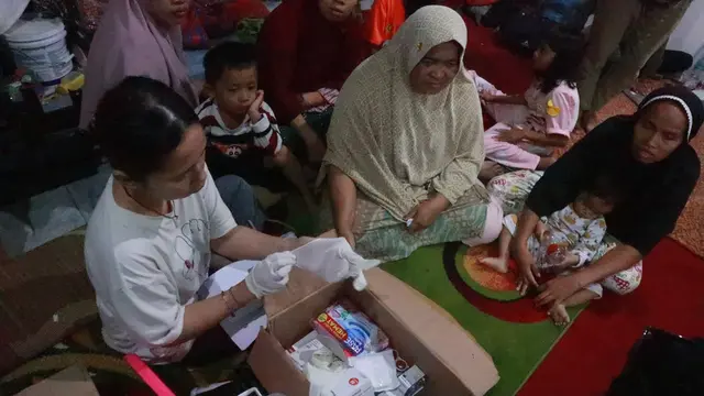 Korban banjir di Agam dicek kondisi kesehatan. (Liputan6.com/Novia Harlina)