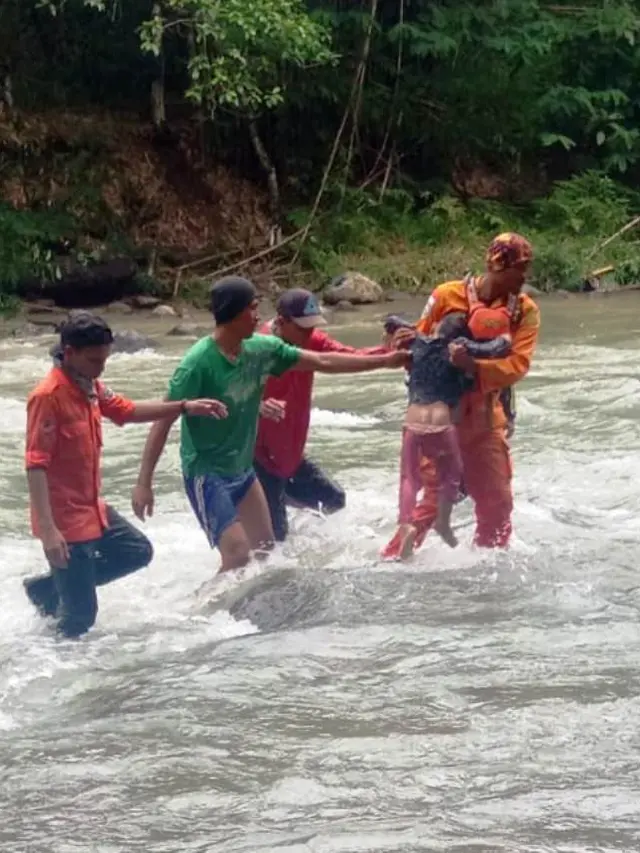 Sulitnya Evakuasi Korban Bus Sriwijaya di Derasnya Arus Sungai Pagar Alam