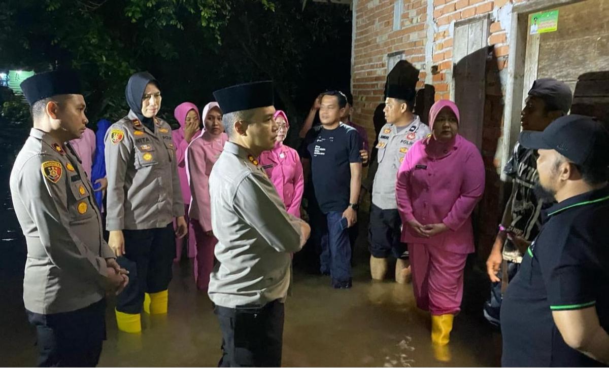 Polres Kampar Bagikan Makanan Sahur untuk Warga Korban Banjir di Tanjung Rambutan