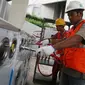 Pekerja memasang instalasi Gaslink PGN di Gedung Kementerian BUMN, Jakarta, Senin (9/10). Gaslink merupakan inovasi PGN memperluas pemanfaatan gas bumi ke masyarakat, salah satunya melalui pendistribusian gas tanpa melalui pipa (Liputan6.com/Angga Yuniar)
