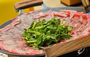 All You Can Eat sering jadi menu buka puasa favorit. Dokter bagikan cara menyiasatinya agar lambung tidak kaget dan tetap sehat. (Foto: Aditya Eka Prawira/Liputan6.com)