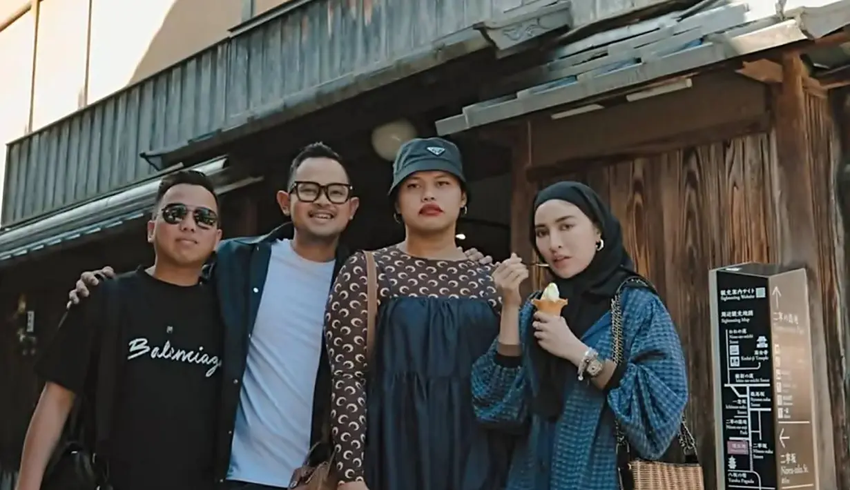 Selain bersama buah hati, momen liburannya ini turut ditemani oleh fashion stylish Wanda Hara. Banyak dari momen keseruannya dalam liburan ke Negeri Sakura ini pun diabadikan oleh keduanya dalam media sosial Instagram. Banyak yang mendoakan Shandy dalam liburan ulang tahunnya ini semoga semakin bahagia dan sukses dalam bisnis. (Liputan6.com/IG/@shandypurnamasari)