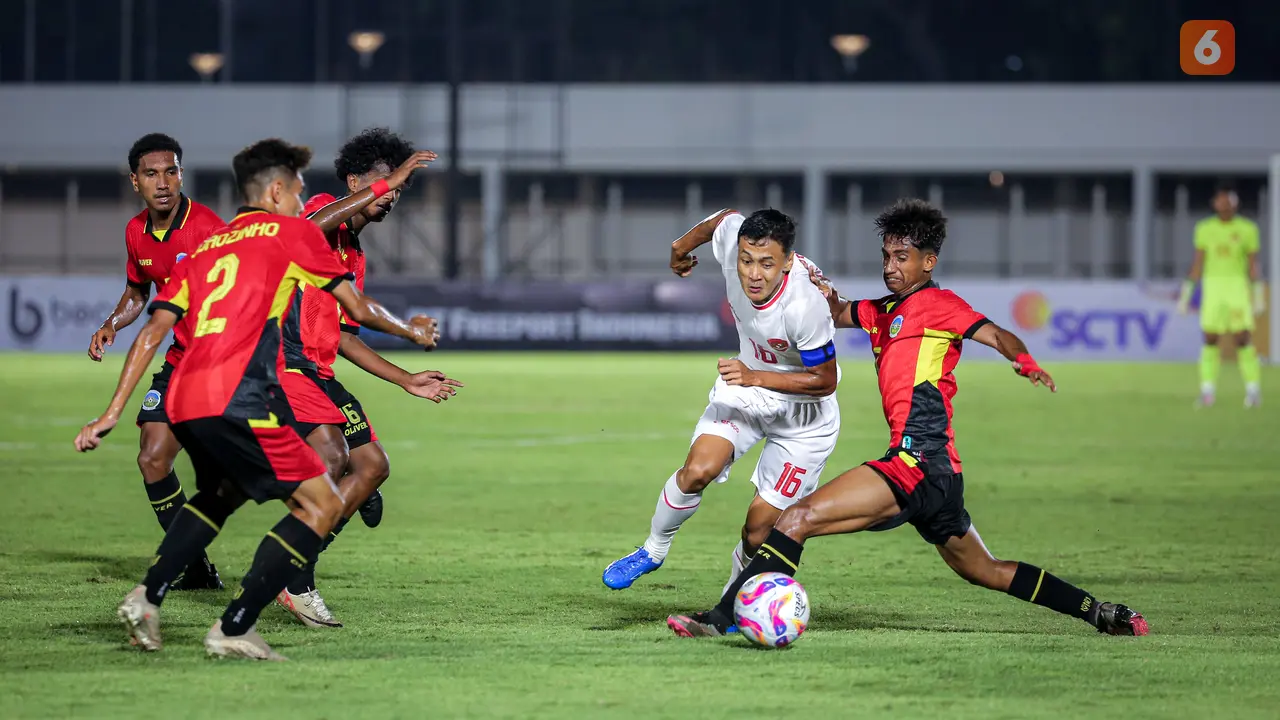 Foto: Aksi Berkelas Kapten Timnas Indonesia U-20 Dony Tri Lewati Sejumlah Penjagaan Pemain Timor Leste di Kualifikasi Piala Asia U-20 2025