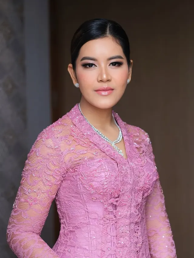 Pesona Kahiyang Ayu Dipulas Pinkish Glam Makeup yang Dipadu dengan Beragam Warna Kebaya