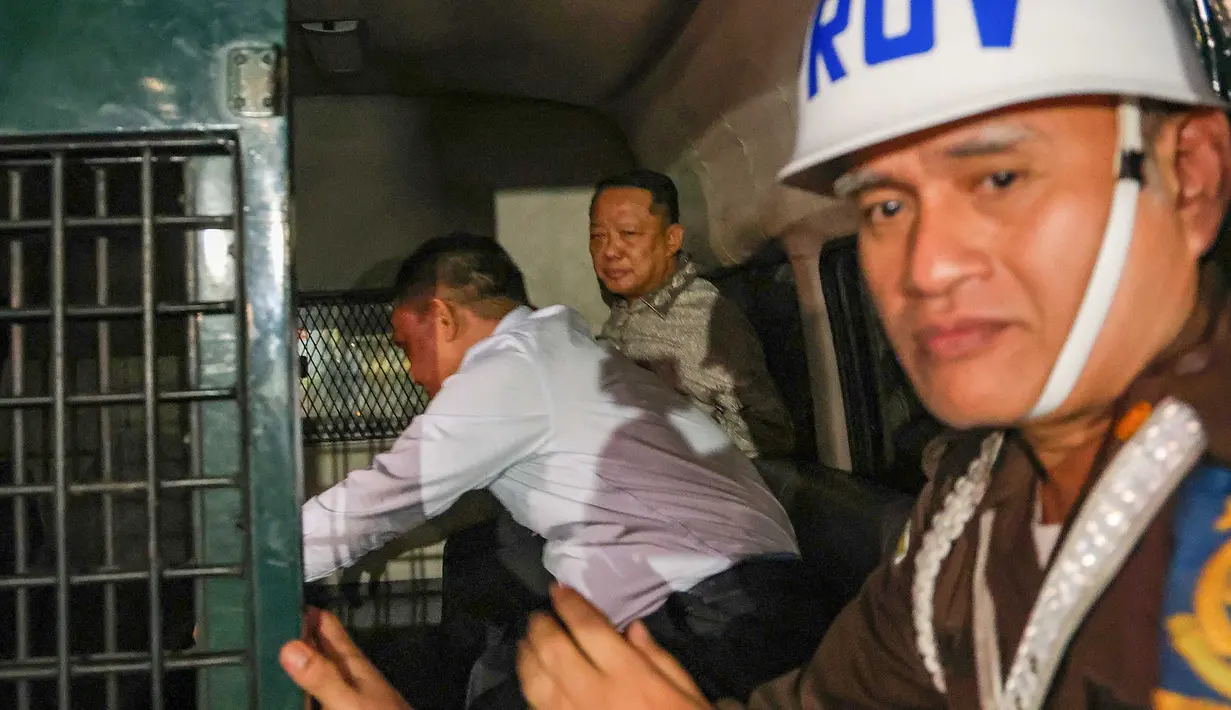 Mantan Jaksa Agung Muda Bidang Tindak Pidana Khusus (Jampidsus) Febrie Adriansyah, saat dibawa ke mobil tahanan untuk  ditahan di rutan KPK di  Gedung Kejagung, Jakarta, Jumat (24/07/2026). (KLY/ Arie Basuki)