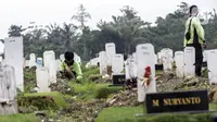 Sejumlah petugas membersihkan makam di Srengseng Sawah, Jakarta, Selasa (15/6/2021). Gubernur DKI Jakarta Anies Baswedan menjelaskan alasan angka kematian akibat COVID-19 di Jakarta relatif stabil dan terhitung sangat rendah. (Liputan6.com/Johan Tallo)