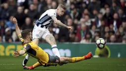 Pemain West Bromwich Albion, James McClean, menendang bola saat pada lanjutan Premier League 2016-2017. Meskipun Arsenal tampil dominan dengan penguasaan bola hingga 70 persen namun kekalahan tetap tidak bisa terhindarkan. (AP/Nick Potts)