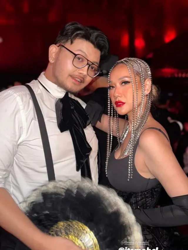 8 Adu Gaya Unik Seleb di Pesta Ultah Geng Aries 2024 Bertema Cabaret, Vidi Aldiano, Yuki Kato, hingga Bunga Citra Lestari