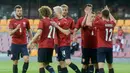 Para pemain Republik Ceska merayakan gol pertama ke gawang Albania yang dicetak striker Patrick Schick (kedua dari kanan) dalam laga uji coba menjelang Euro 2020 di Praha, Republik Ceska, Selasa (8/6/2021). Republik Ceska menang 3-1 atas Albania. (AFP/Michal Cizek)