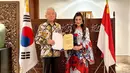 Ashanty membagikan kabar tersebut melalui akun Instagram miliknya. Ibu dua anak ini mengucap terima kasih atas kepercayaan Kedutaan Besar Korea Selatan di Indonesia. Ia berharap persahabatan Indonesia dan Korea Selatan semakin kuat. (Liputann6.com/IG/@ashanty_ash)