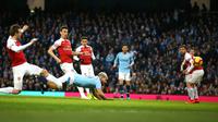 Striker Manchester City, Sergio Aguero menyundul bola saat mencetak gol ke gawang Arsenal pada Premier League di Stadion Etihad, Manchester, Inggris, Minggu (3/2). Manchester City menang 3-1 atas Arsenal. (AP Photo/Dave Thompson)