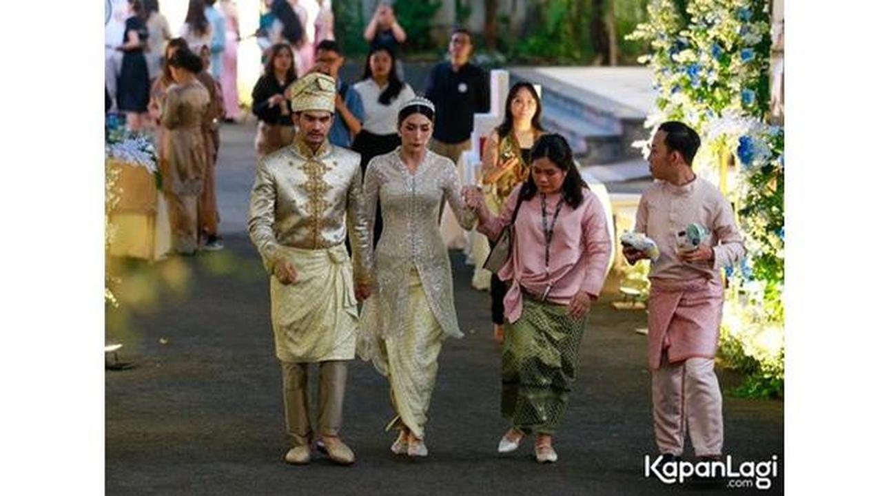 Momen akad nikah Tyas Mirasih dan Tengku Tezi. (Sumber: KapanLagi/Muhammad Akrom Sukarya)