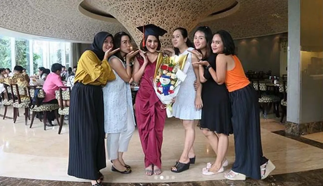 Melihat foto-foto di akun Instagramnya, Tania yang dulu terkenal dengan kalimat ‘menurut buku yang pernah gue baca’, kini telah berhasil menempuh studi S2 nya. Meskipun, ia juga sibuk menjadi seorang ibu. (Instagram/taniaputri1707)