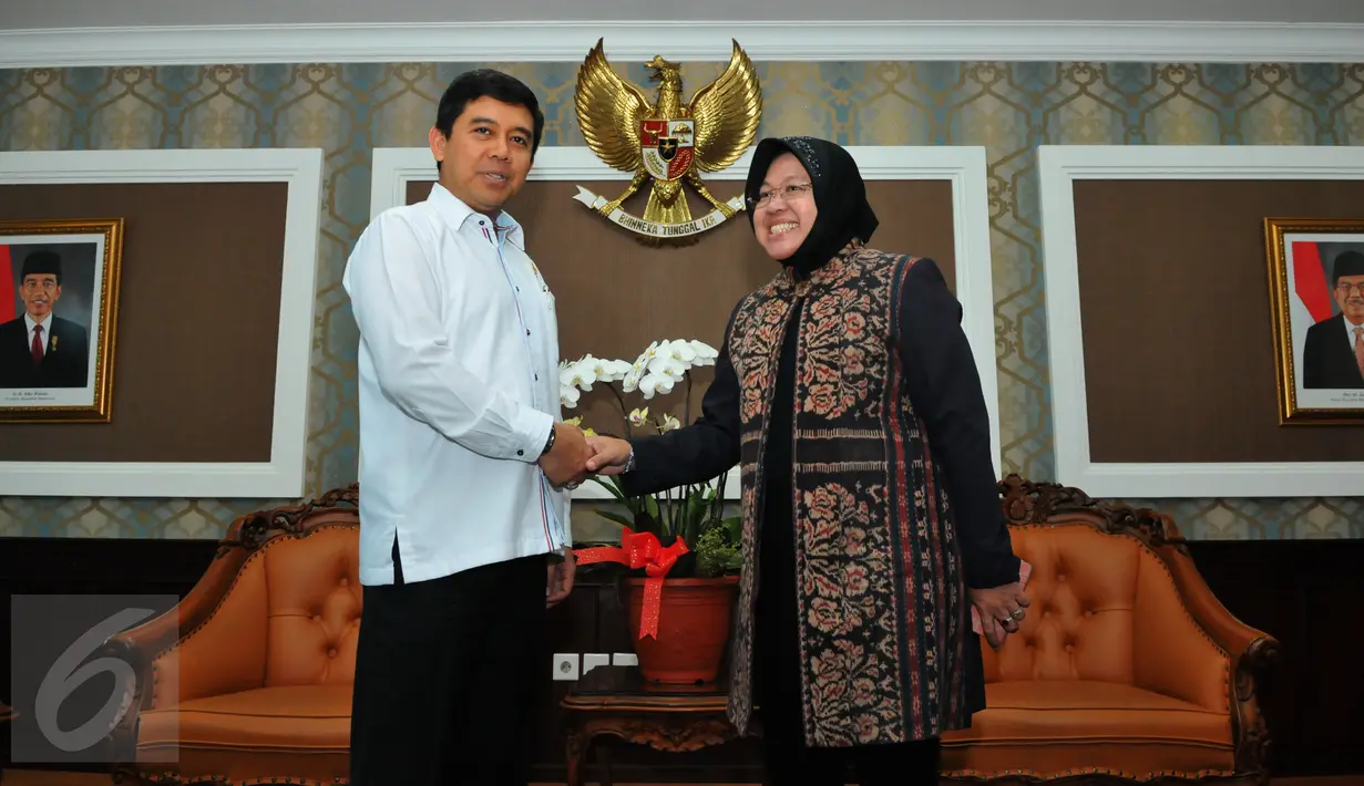 Menteri Pendayagunaan Aparatur Negara dan Reformasi Birokrasi Yuddy Chrisnandi (kiri) bersalaman dengan Walikota Surabaya, Tri Rismaharini (kanan) di Kantor Kemenpan, Jakarta, Selasa (4/8/2015). (Liputan6.com/Andrian M Tunay)
