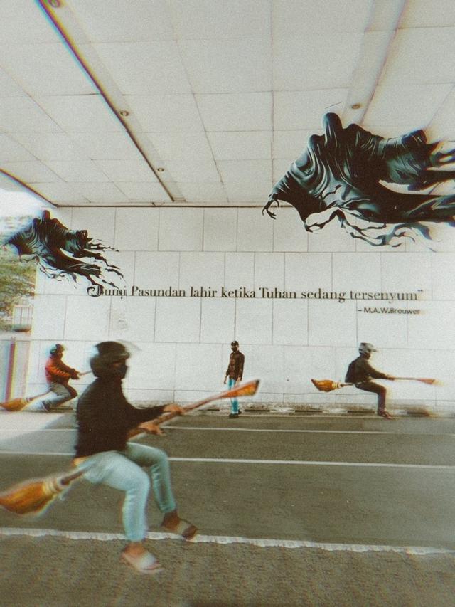 Minta Motor yang Lewat Dihilangkan, 6 Hasil Edit Foto Pria Ini Hasilnya Kocak