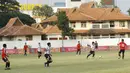 Pemain Politeknik Negeri Malang (Polinema) menggiring bola saat pertandingan melawan Universitas Negeri Malang (UM) pada laga Torabika Campus Cup 2017 di Stadion UM, Malang, Rabu, (01/11/2017). UM menang 2-0 atas Polinema. (Bola.com/M Iqbal Ichsan)