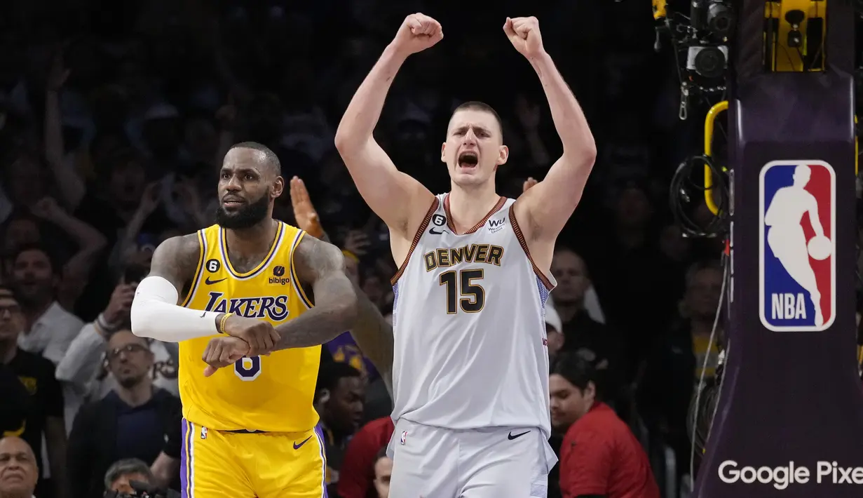 Selebrasi pebasket Denver Nuggets, Nikola Jokic (kanan), setelah berhasil memenangkan laga melawan LA Lakers dalam final NBA 2023 game keempat wilayah barat di Crypto.com Arena, Selasa (23/5/2023) pagi WIB. (AP Photo/Ashley Landis)