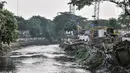 Aktivitas pekerja saat menyelesaikan perbaikan turap yang longsor di Kanal Banjir Barat, Jakarta, Kamis (6/8/2020). Turap longsor yang terjadi satu bulan lalu tersebut mulai diperbaiki dan ditargetkan rampung pada akhir tahun 2020. (merdeka.com/Iqbal S. Nugroho)