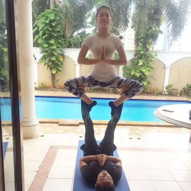 Irish Bella lakukan yoga ekstrim. (Instagram - @_irishbella_)