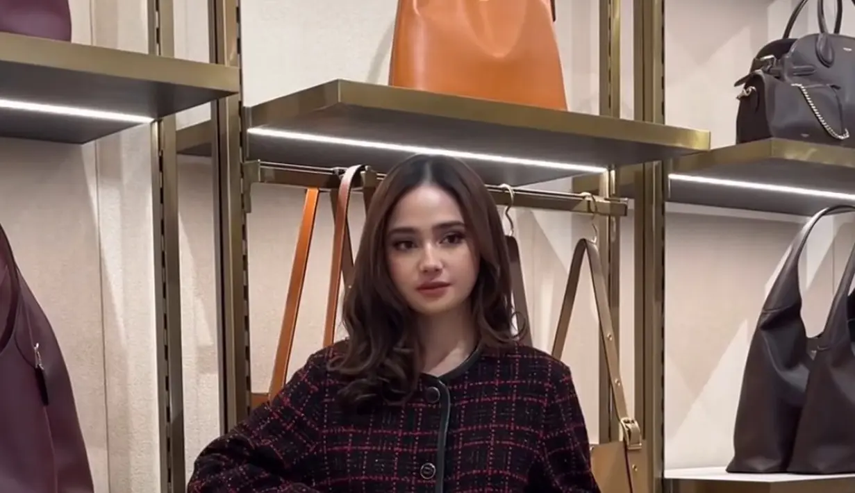 Melengkapi tampilannya dengan rok sequin Paillette Tulle warna hitam seharga sekitar Rp19 jutaan. Menariknya, rok ini menggunakan recycled polyester yang dibuat dari bahan daur ulang, biasanya berasal dari botol plastik PET bekas, limbah tekstil, atau sisa produksi industri. [Dok. Kanmo]