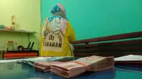 Wanita berinisial YH alias Yen, mantan karyawan perusahaan asuransi ditangkap petugas kepolisian Polsek Kota Selatan, Gorontalo. Yen ditangkap lantaran telah menipu nasabah melalui investasi bodong dengan iming-iming bunga tinggi. (Liputan6.com/ Arfandi)