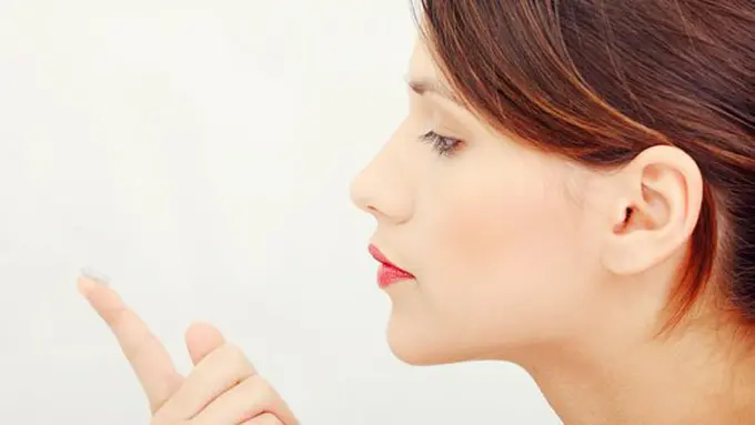 Memakai lensa kontak yang tepat / Copyright Shutterstock