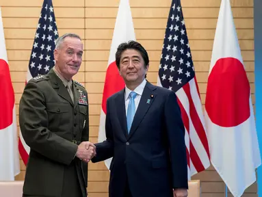Kepala Staf Gabungan AS, Jenderal Joseph Dunford (kiri) bersalaman dengan Perdana Menteri Jepang Shinzo Abe usai melakukan pertemuan di Kantei, Tokyo, Jepang (18/8). (AP Photo / Andrew Harnik)